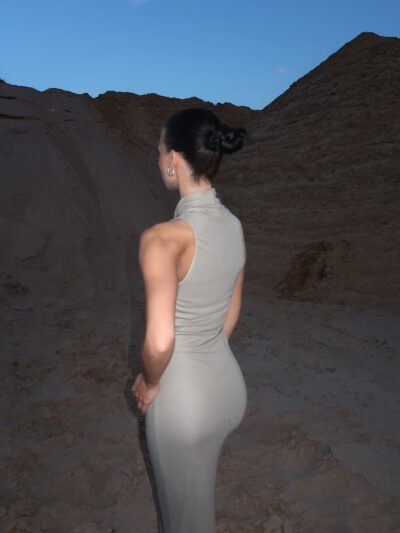 SAUDI DRESS IN WOOD BEIGE - Image 2